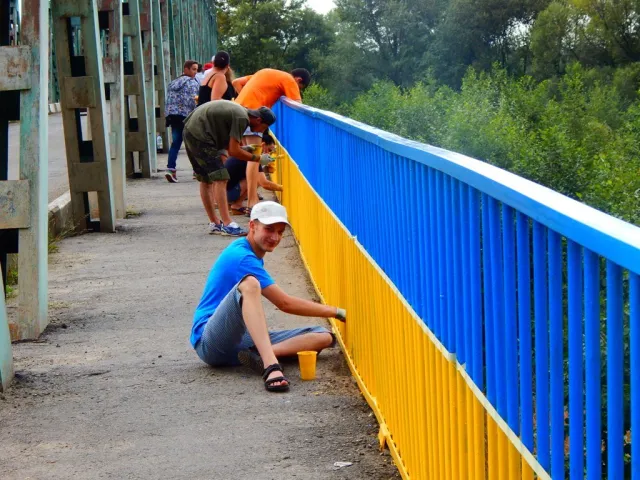 Міст, що об’єднує дві області Чернівецьку та Івано-Франківську, став синьо-жовтим (Фото) — фото 2