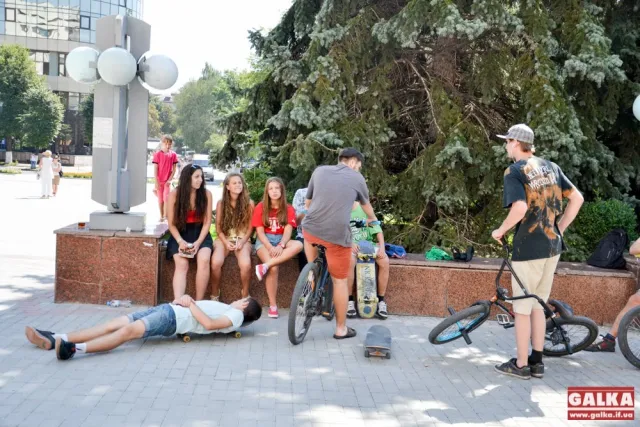 Франківські екстремали влаштували акцію протесту під міськрадою (Фоторепортаж) — фото 2