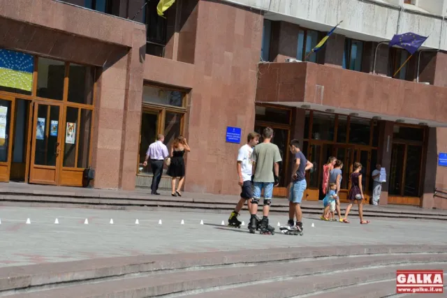 Франківські екстремали влаштували акцію протесту під міськрадою (Фоторепортаж) — фото 7