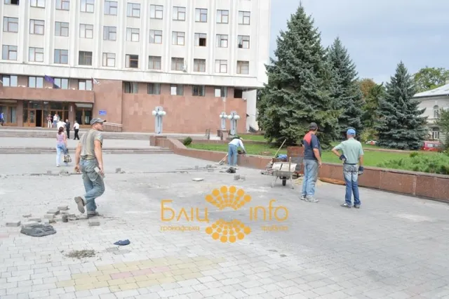 На площі перед Івано-Франківською ОДА відновлюють бруківку (Фоторепортаж) — фото 2