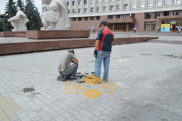 На площі перед Івано-Франківською ОДА відновлюють бруківку (Фоторепортаж) — фото 4