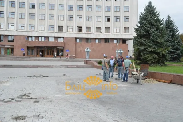 На площі перед Івано-Франківською ОДА відновлюють бруківку (Фоторепортаж) — фото 5