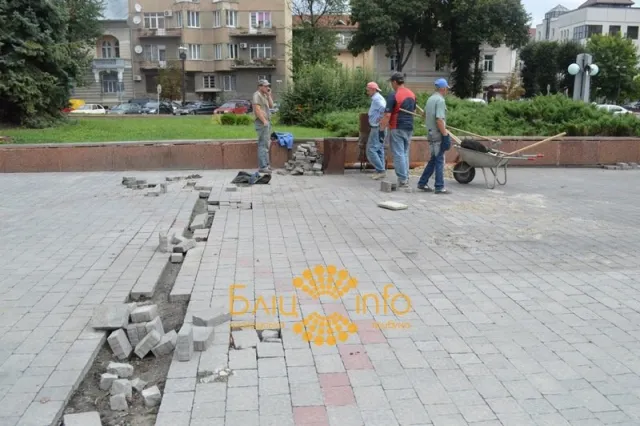 На площі перед Івано-Франківською ОДА відновлюють бруківку (Фоторепортаж) — фото 6