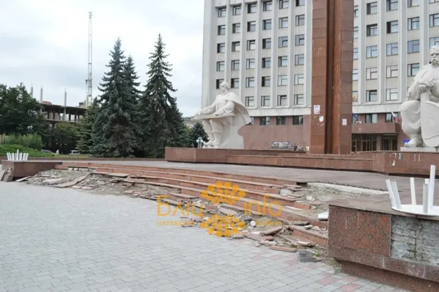 На площі перед Івано-Франківською ОДА відновлюють бруківку (Фоторепортаж) — фото 7