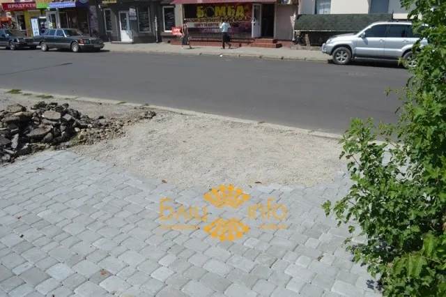 В центрі Івано-Франківська ніяк не можуть завершити ремонт пішохідного тротуару (Фоторепортаж) — фото 2