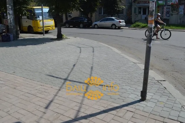 В центрі Івано-Франківська ніяк не можуть завершити ремонт пішохідного тротуару (Фоторепортаж) — фото 6