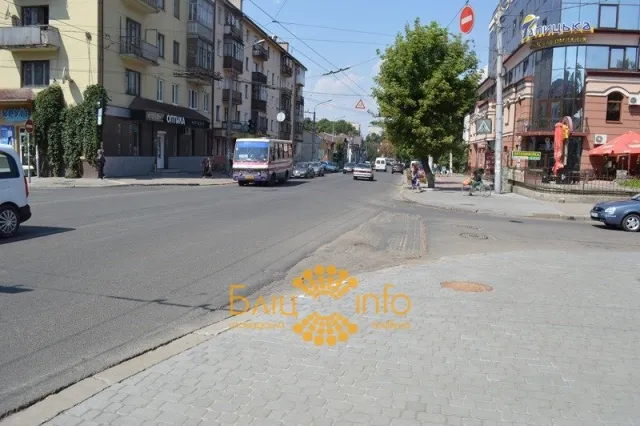 В центрі Івано-Франківська ніяк не можуть завершити ремонт пішохідного тротуару (Фоторепортаж) — фото 7