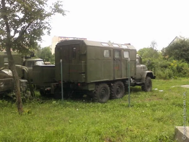 Поки бійці батальйону «Прикарпаття» пересуваються на шкільних автобусах, в місті «сумують» два військові «Урали» — фото 1