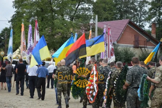 На Прикарпатті попрощалися із загиблим в зоні АТО бійцем Володимиром Данилюком (Фоторепортаж) — фото 6