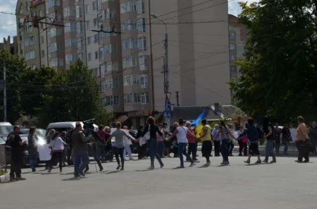 Жінок, які перекрили головну дорогу, «охрестили» сепаратистами (Фоторепортаж) + (Відео) — фото 1