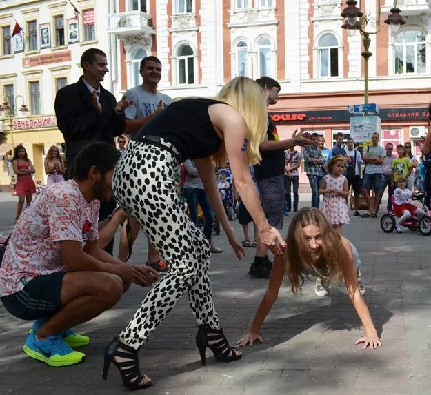 В центрі міста пройшла «наймасштабніша спортивна фотосесія» (Фото) — фото 3