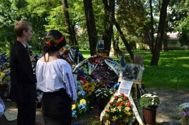 Школярі вшанували пам’ять загиблих бійців АТО та Героя Небесної Сотні (Фото) — фото 2