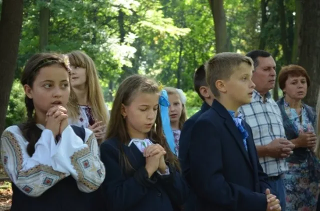 Школярі вшанували пам’ять загиблих бійців АТО та Героя Небесної Сотні (Фото) — фото 4