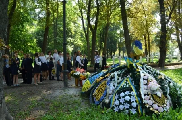 Школярі вшанували пам’ять загиблих бійців АТО та Героя Небесної Сотні (Фото) — фото 5