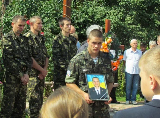 В останню путь провели 19-річного бійця ВДВ Павла Ліщинського (Фоторепортаж) — фото 7
