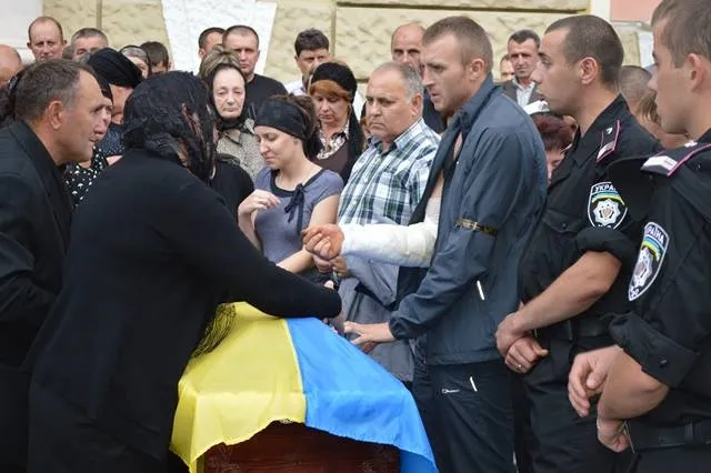 В Івано-Франківську попрощалися з трьома бійцями батальйону «Івано-Франківськ» (Фоторепортаж) — фото 6