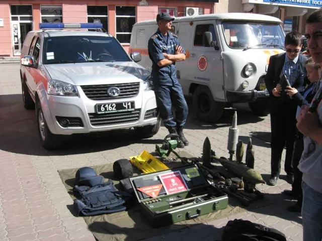 У центрі Івано-Франківська діти вдягаються у водолазні костюми та спецодяг пожежників (Фоторепортаж) + (Відео) — фото 3