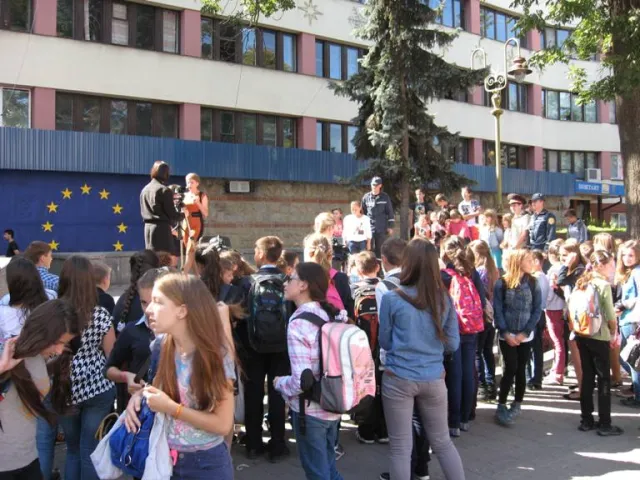 У центрі Івано-Франківська діти вдягаються у водолазні костюми та спецодяг пожежників (Фоторепортаж) + (Відео) — фото 8