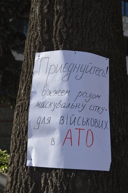 У центрі Франківська плетуть маскувальні сітки для воїнів АТО (Фоторепортаж) — фото 4