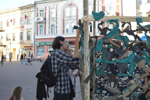 У центрі Франківська плетуть маскувальні сітки для воїнів АТО (Фоторепортаж) — фото 7