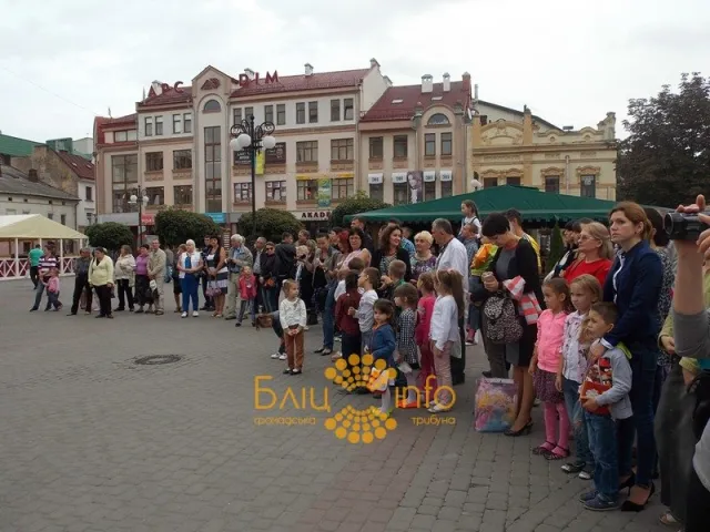 Вчора біля Ратуші провели флеш-моб під назвою «За єдність України» (Фоторепортаж) — фото 2