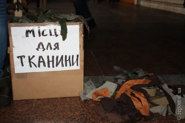 Франківці щодня приносять у Білий дім допомогу бійцям АТО (Фоторепортаж) — фото 9