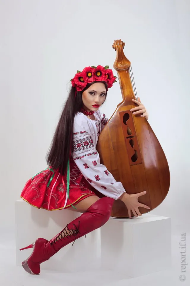 Журналістам вдалось поспілкуватись із дівчиною, яка танцює патріотичний стриптиз (Фото) — фото 1