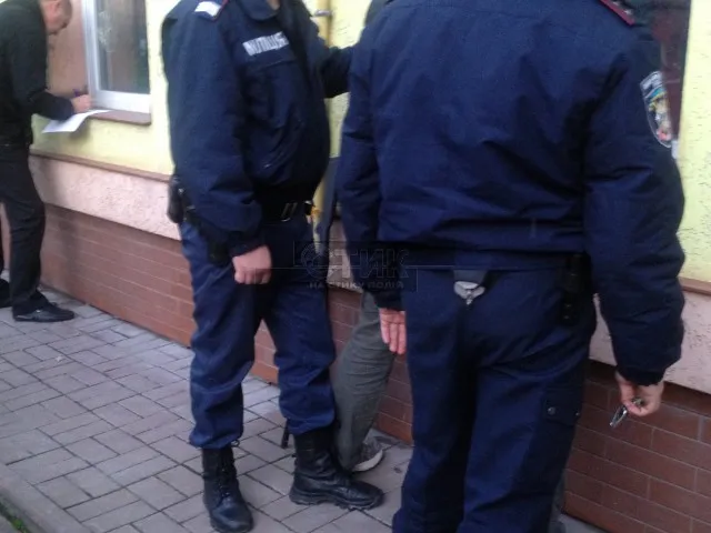 Міліціонери штурмували гральний заклад, що знаходиться на вулиці Привокзальній (Фото) — фото 4