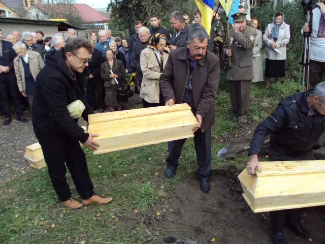 Прикарпатці перепоховали останки жертв, які були закатовані московськими окупантами (Фото) — фото 1