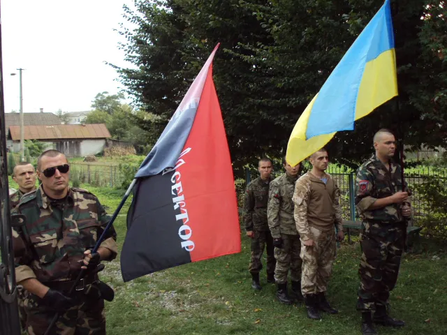 Прикарпатці перепоховали останки жертв, які були закатовані московськими окупантами (Фото) — фото 4