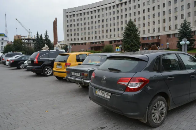 З-під Івано-Франківської ОДА забрали авторагулів, які влаштували на площі парковку (Фото) — фото 1