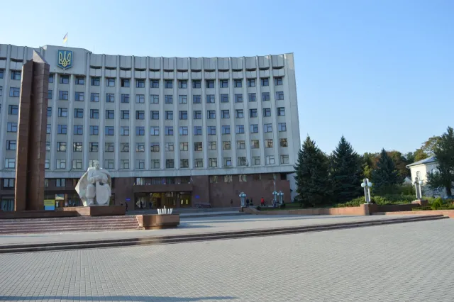 З-під Івано-Франківської ОДА забрали авторагулів, які влаштували на площі парковку (Фото) — фото 2
