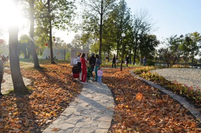 На міському озері відбулося урочисте відкриття відреконструйованого «Острова кохання» (Фоторепортаж) — фото 2