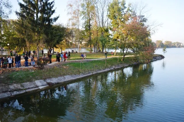 На міському озері відбулося урочисте відкриття відреконструйованого «Острова кохання» (Фоторепортаж) — фото 9