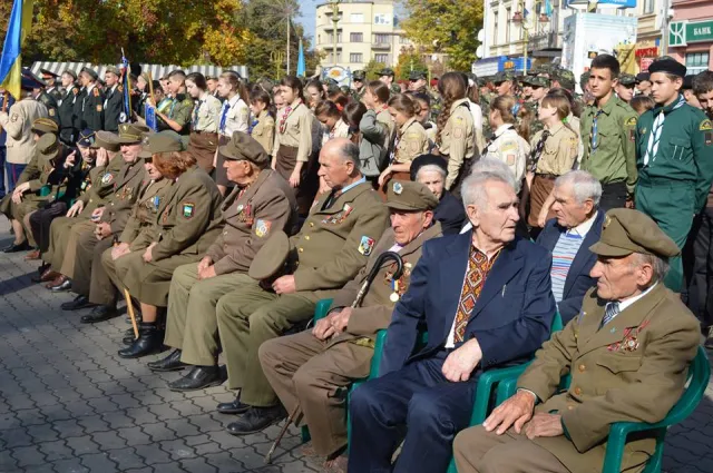 В Івано-Франківську відбулася урочиста хода з нагоди свята Покрови (Фоторепортаж) — фото 8