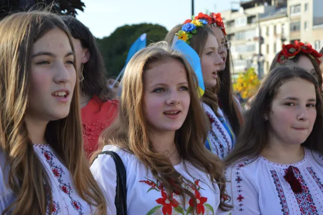 Флешмоб в Івано-Франківську. Чотири тисячі школярів співали просто неба патріотичні пісні (Фоторепортаж) + (Відео) — фото 3