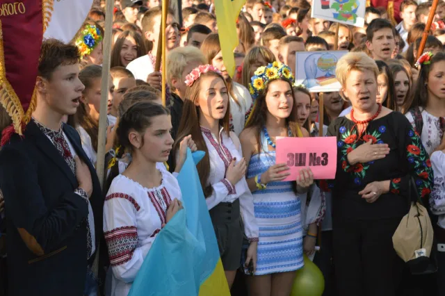 Флешмоб в Івано-Франківську. Чотири тисячі школярів співали просто неба патріотичні пісні (Фоторепортаж) + (Відео) — фото 9