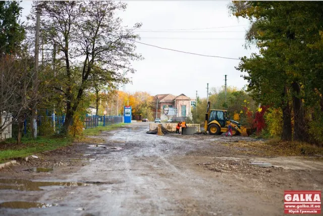 На Набережній зупинили прокладку дороги. Комунальники замінюють труби комунікацій (Фото) — фото 1