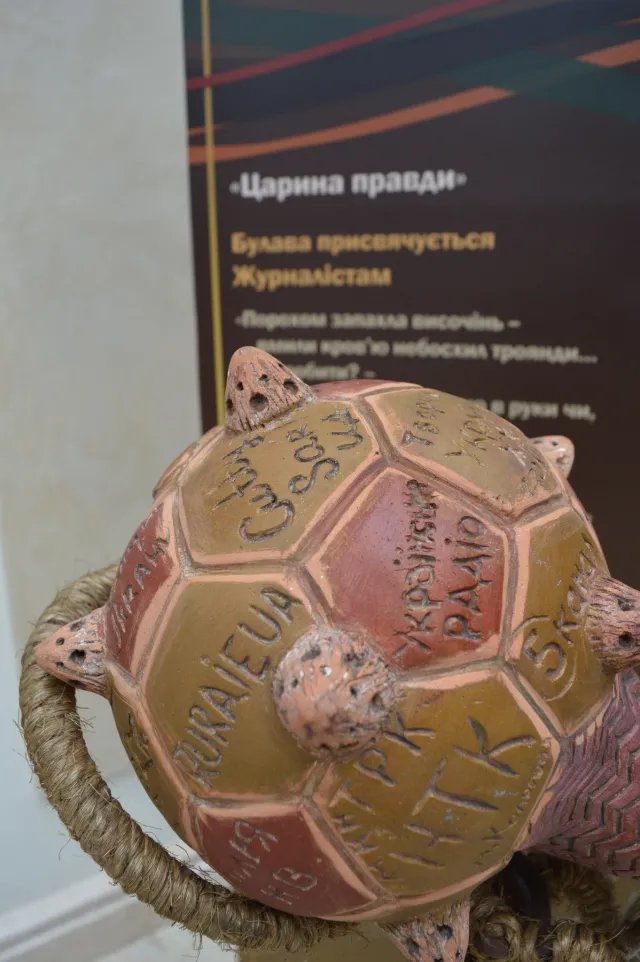 В Івано-Франківську відкрилася виставка унікальні булав від грузинського драматурга Рагулі Власідзе (Фоторепортаж) — фото 5