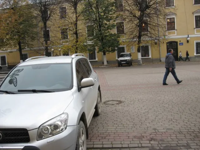 Влада не може вирішити проблему з паркуванням на майдані Шептицького (Фоторепортаж) — фото 5