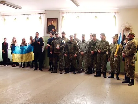 До однієї з франківських шкіл під вигуки «Героям слава!» завітали вояки АТО (Фоторепортаж) — фото 5