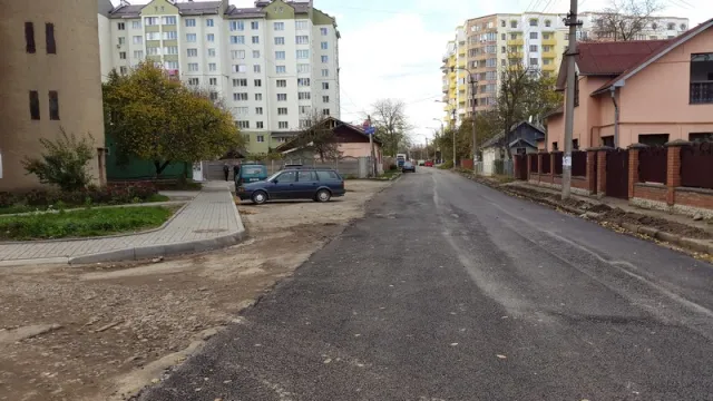 В Франківську ремонтують «Богом забуті вулички» (Фото) — фото 2