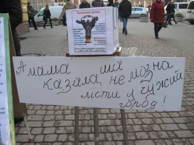 В центрі Івано-Франківська з'явився Путін з балалайкою (Фото) — фото 1