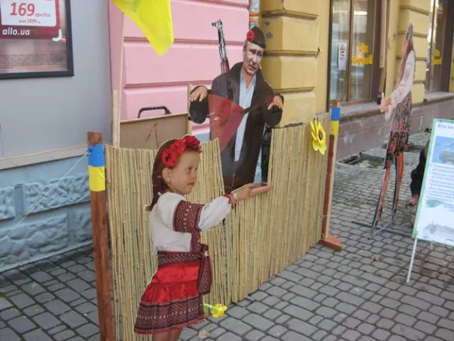В центрі Івано-Франківська з'явився Путін з балалайкою (Фото) — фото 3
