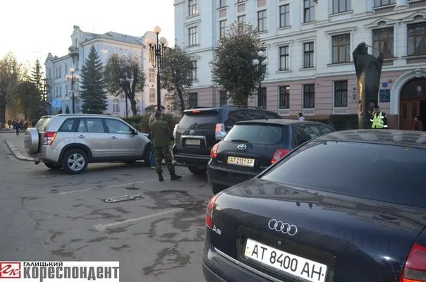 Громадські активісти спробували виховати суддю, який припаркувався на тротуарі (Фоторепортаж) + (Відео) — фото 5