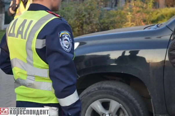 Громадські активісти спробували виховати суддю, який припаркувався на тротуарі (Фоторепортаж) + (Відео) — фото 7