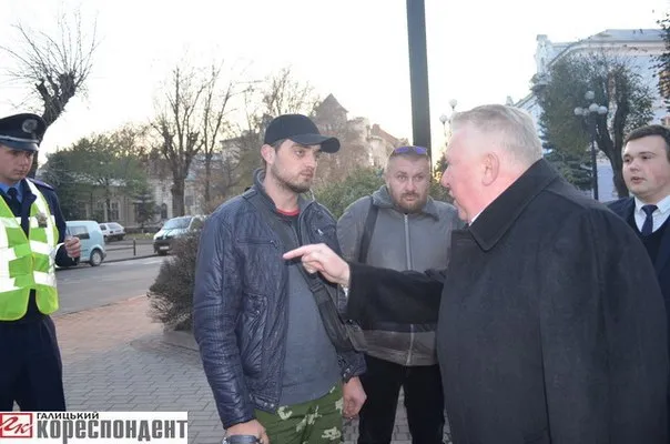 Громадські активісти спробували виховати суддю, який припаркувався на тротуарі (Фоторепортаж) + (Відео) — фото 8