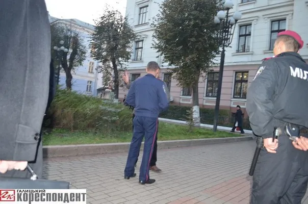 Громадські активісти спробували виховати суддю, який припаркувався на тротуарі (Фоторепортаж) + (Відео) — фото 9