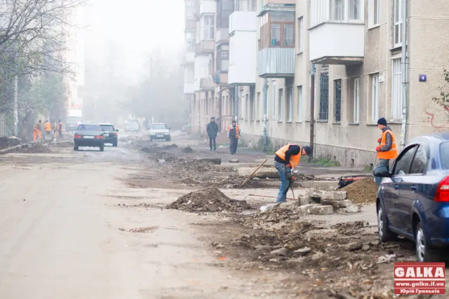 Тривають активні ремонтні роботи на вулиці Манюха (Фото) — фото 2