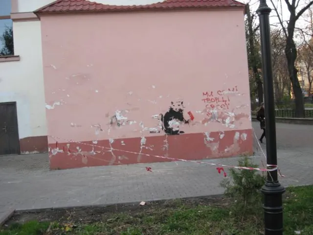 В Івано-Франківську продовжують обвалюватись фасади. Стає небезпечно ходити вулицями міста (Фото) — фото 1